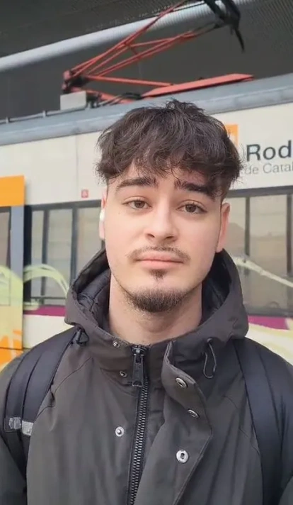 Un usuari imprimint un títol de transport a l’estació de Lleida-Pirineus. - JORDI ECHEVARRIA