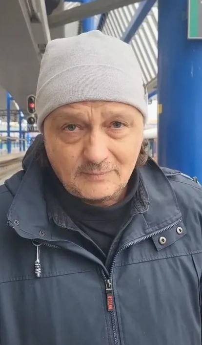 Un usuari imprimint un títol de transport a l’estació de Lleida-Pirineus. - JORDI ECHEVARRIA