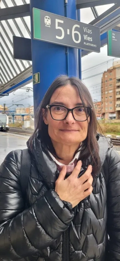 Un usuari imprimint un títol de transport a l’estació de Lleida-Pirineus. - JORDI ECHEVARRIA