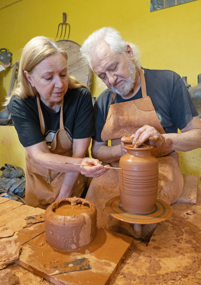 La parella ha cultivat la passió per aquest món des de fa temps. L’Enric es va jubilar farà poc més d’una dècada i ella s’encarrega avui dia del Taller Obert.