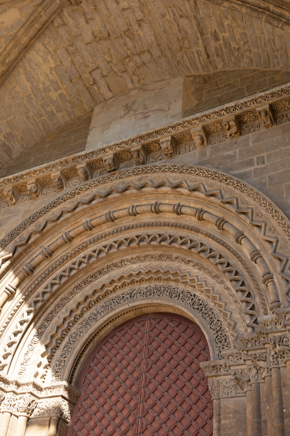 La Porta dels Fillols estava presidida per la Mare de Déu dels Fillols, avui dia exposada al museu, ja aquest era l'accés per als nens que havien de rebre el baptisme a la Seu Vella