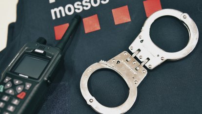 Imatge d'arxiu d'unes manilles dels Mossos d'Esquadra.