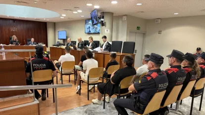 Els acusats, durant la vista a l’Audiència de Lleida. - A.G.