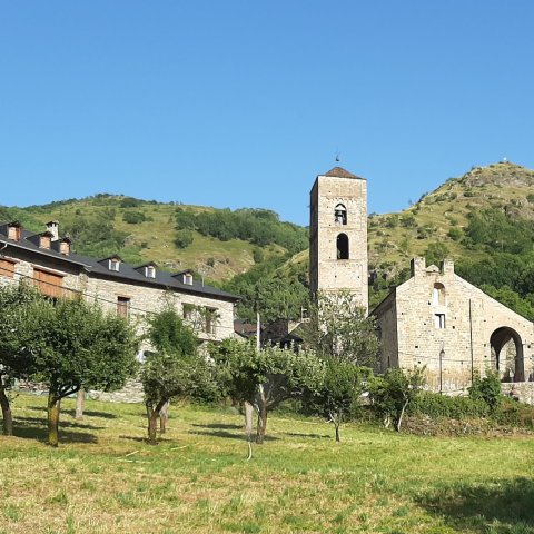 Una vista del pueblo de Durro, con la iglesia de la Natividad.