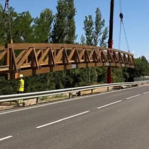 La passarel·la que s’està instal·lant té 32 metres de llarg.