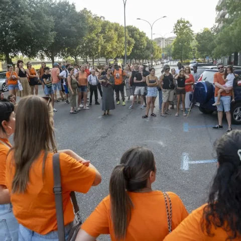 El manifest es va llegir davant del departament de Drets Socials. - PAU PASCUAL PRAT