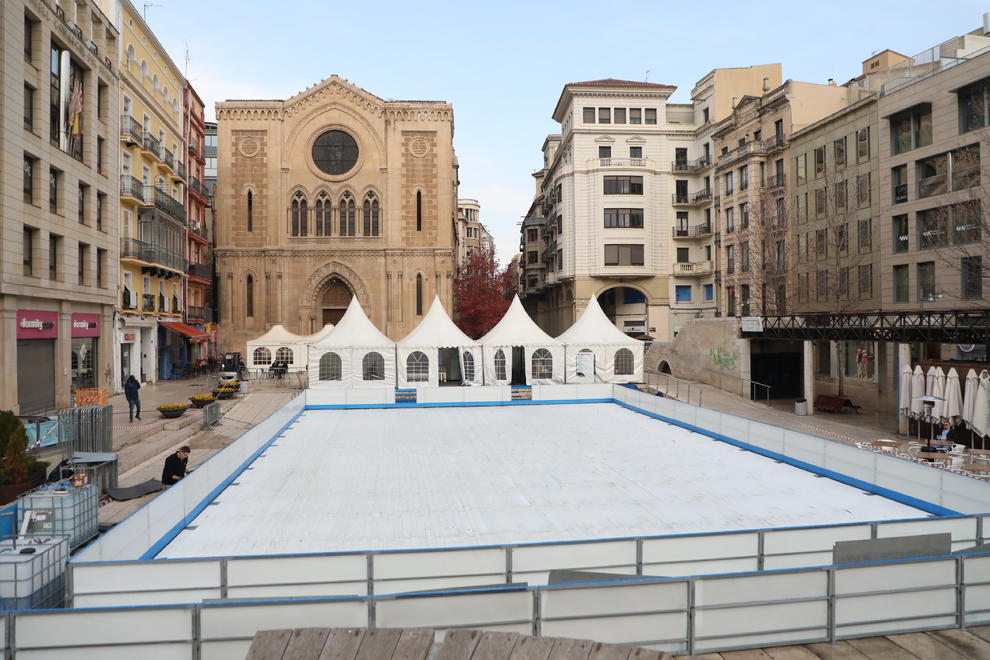 Estão instalando a pista de gelo na Plaça Sant Joan de Lleida