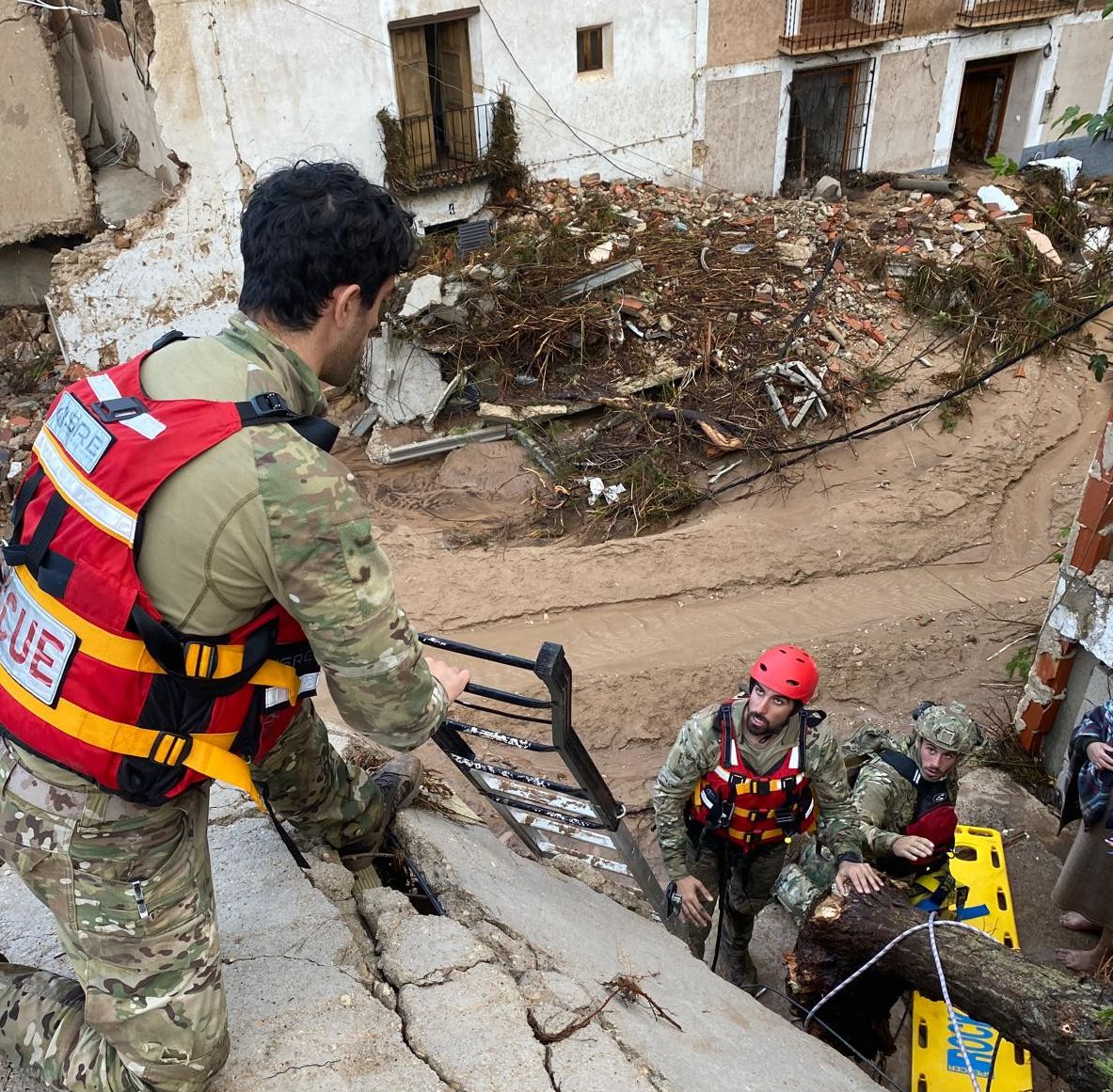 Pessoal do exército terrestre trabalhando no País Valenciano.