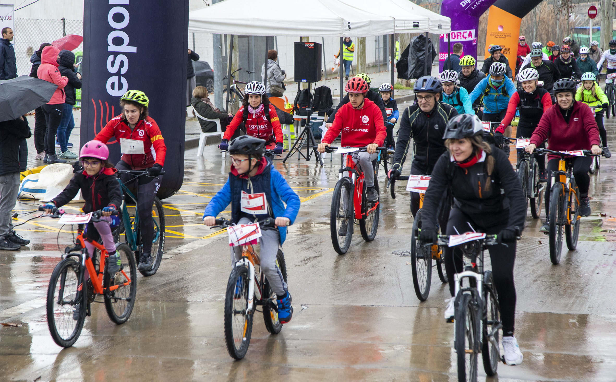 Unos 80 participantes en la segunda Marxa Ciclista inclusiva del Club Alba