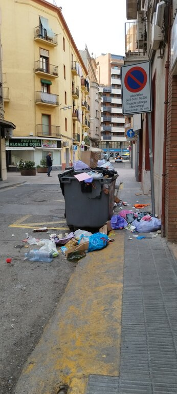 Imagem do incivismo na rua Ramon Soldevila