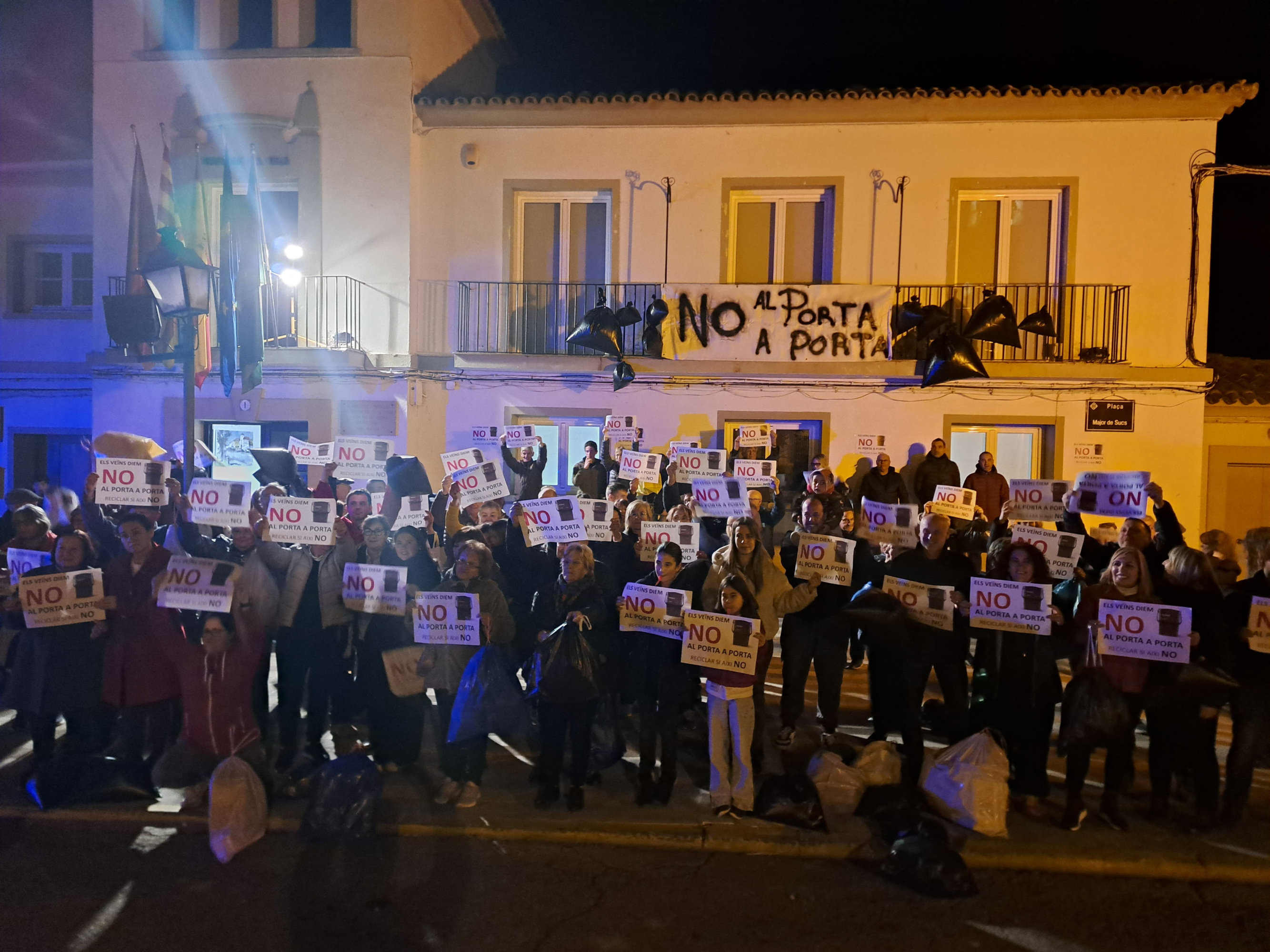 Unos 200 vecinos de Sucs y sesenta en Raimat protestan contra el futuro ...