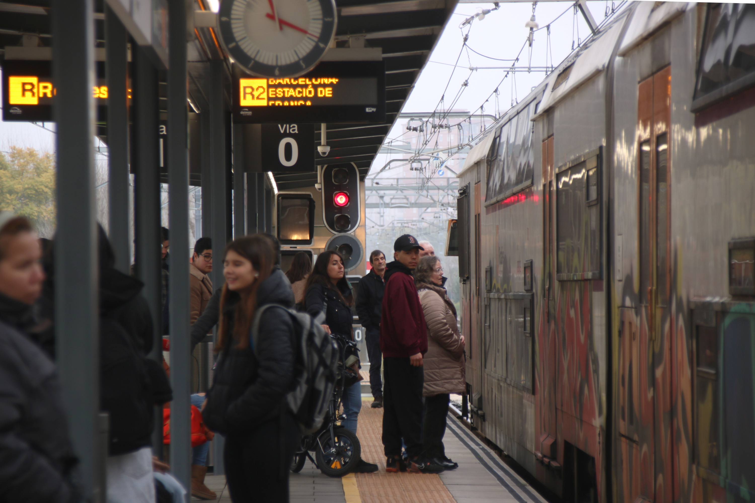 Os usuários esperando para acessar um Antre no Bellvitge Stop para ir para o Barcelona.