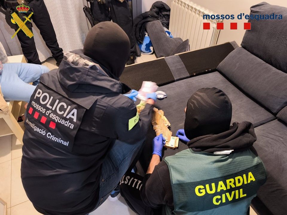 Pesquisadores do Mosso e da Guarda Civil, ontem em uma das buscas. - Segre