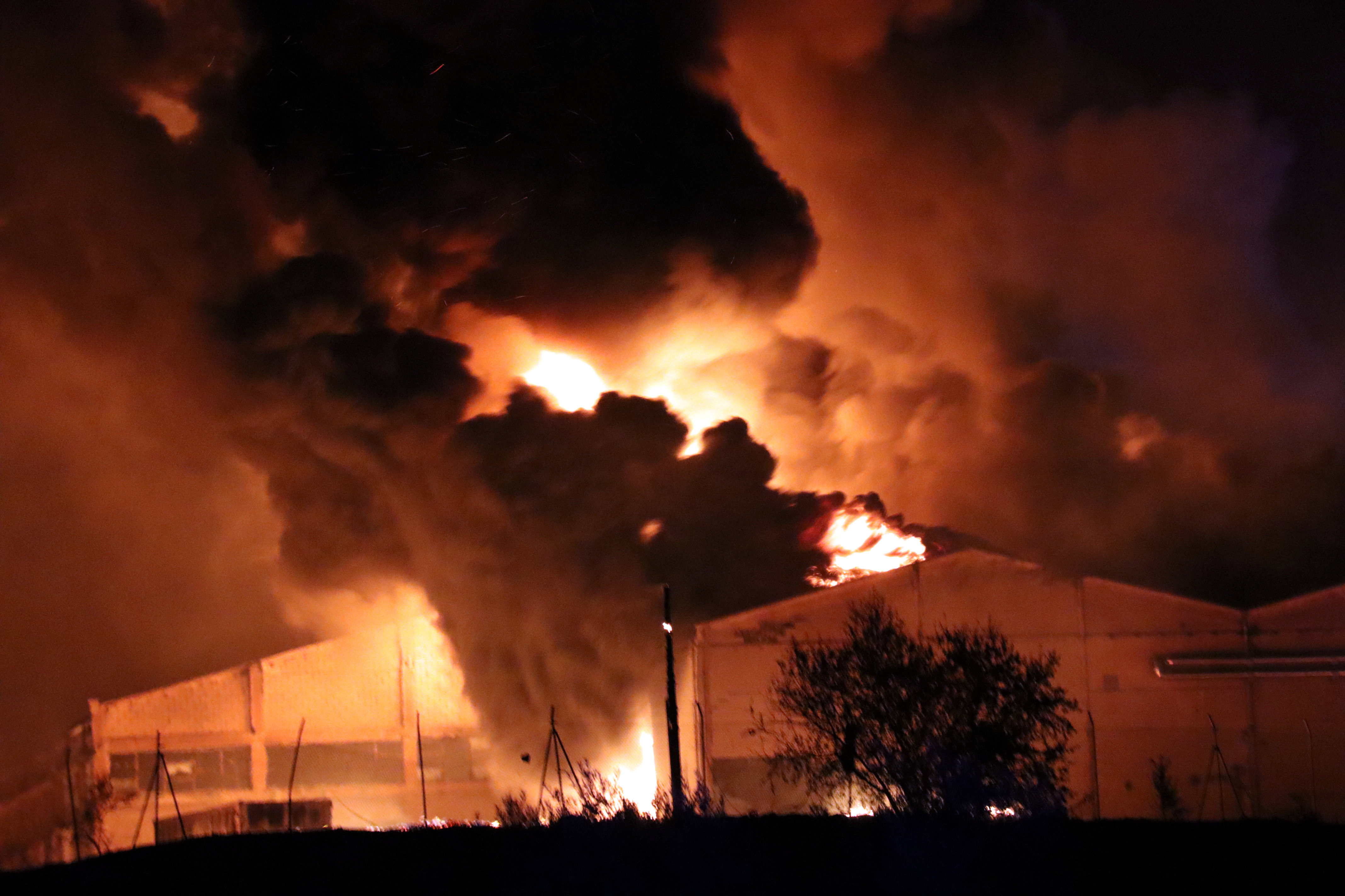 Estabilitzat l'espectacular incendi en dos cooperatives de Lleida