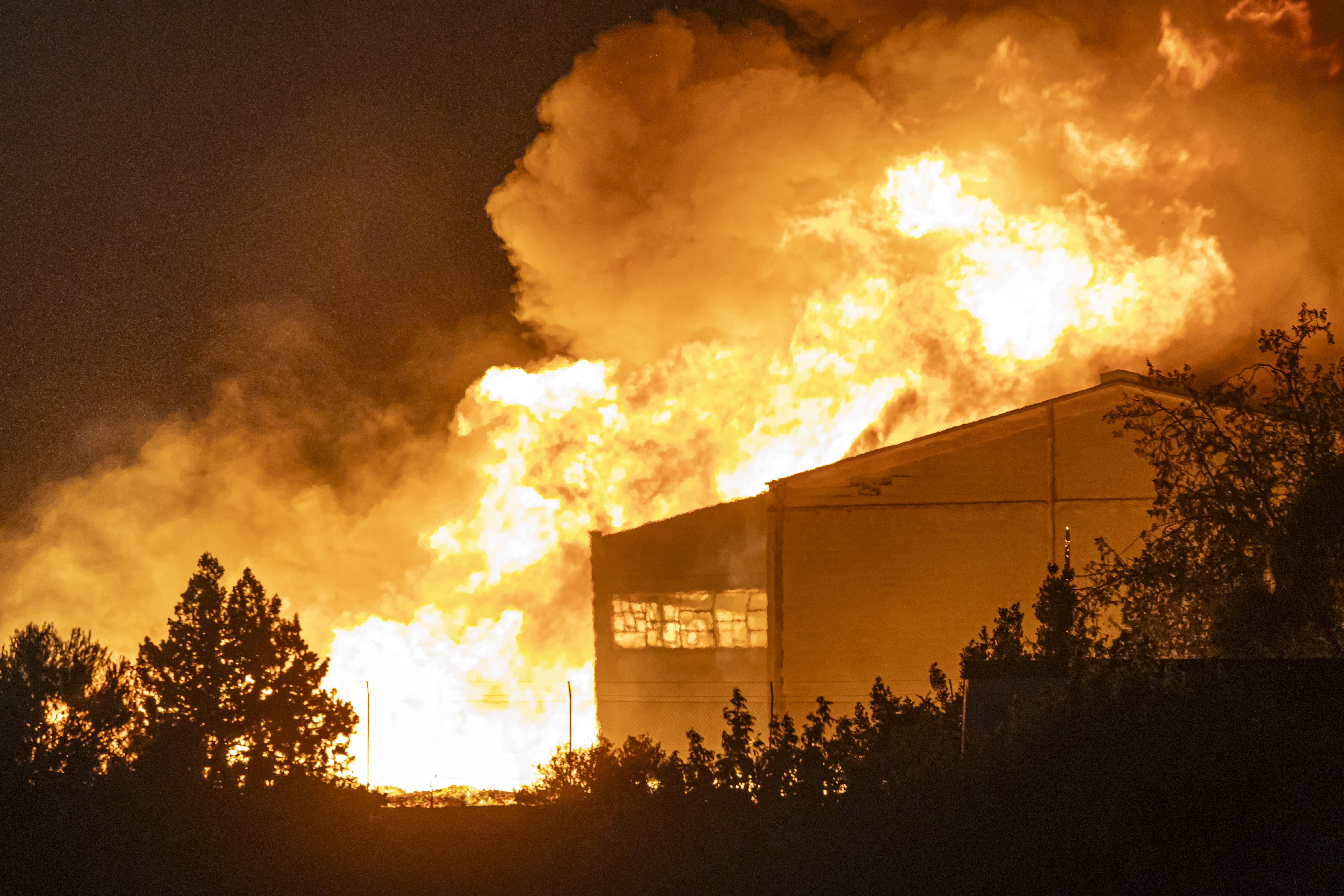 Estabilitzat l'espectacular incendi en dos cooperatives de Lleida